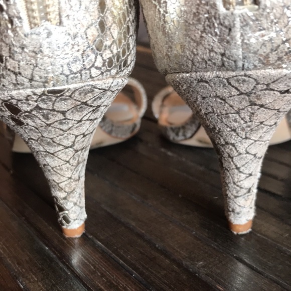 🚨B2G1 VINCE CAMUTO Silver Gold Animal Print Open Toe Short Heel - Picture 4 of 8